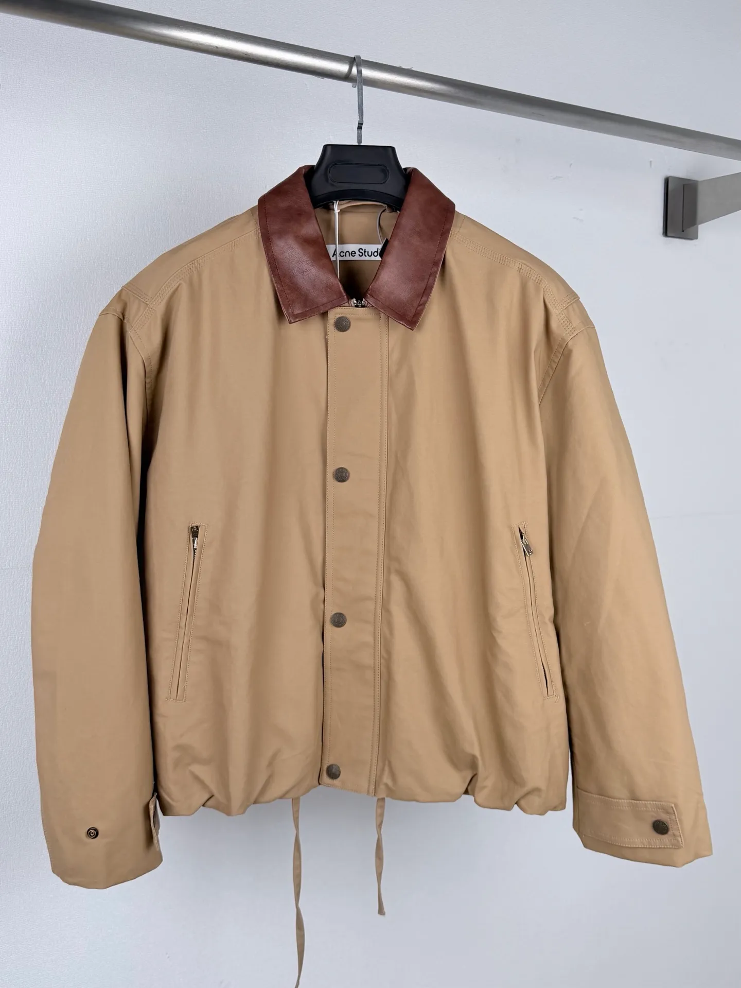 Acne Studios 25FW leather logo twill jacket Authentic 9500 purchased and developed, 100% fine cotton high-density plain woven fabric, cotton twill woven lining, quilted washed cotton, Meili PU leather, template embroidery, fabric enzyme washing, customized 1:1 leather tag, customized 1:1 buttons, customized 1:1 zipper, customized 1:1 rope, customized 1:1 trademark, loose version Size: 42 44 46 48